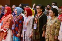 Pameran Serangkaian HUT Dekranas Ke-43, Putri Koster Gaungkan Kekayaan Kain Tenun Tradisional Bali Koster