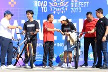 Gubernur Wayan Koster Bersama Ribuan Generasi Milenial Jalan Santai di acara Creative Fun Walk Bali Digital Festival 2023 Koster