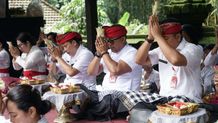 Jajaran Pemkab Tabanan Laksanakan Sembahyang Purnama Jiyesta di Pura Luhur Batukau Purnama