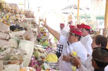 Bupati Sanjaya Apresiasi Karya Atiwa-tiwa Krama Banjar Adat Koripan Sanjaya