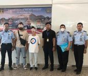Bule Berpose dengan Pakaian Tidak Pantas di Pura Pengubengan Besakih, Dideportasi Pura Pengubengan
