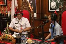 Promosikan Tabanan Lewat Podcast, Bupati Sanjaya Ajak Anak Muda Agar Bangga Jadi Orang Tabanan Bangga Jadi Orang Tabanan