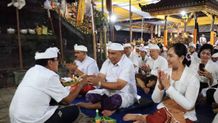 Bupati Tamba Ngaturang Sembah Bhakti Pujawali Pura Dang Kahyangan Jati Pura Dang Kahyangan Jati