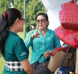 Laksanakan Pasar Rakyat “Berbelanja dan Berbagi”, Ketua TP PKK Bali Serahkan 400 Paket Kebutuhan Pokok kepada 100 Penerima Manfaat Pasar Rakyat