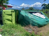 Kelebihan Muatan, Truk Pengangkut Pakan Ayam Terbalik di Desa Banjar Asem Truk Pakan Ayam