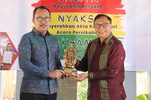 Pj Bupati Buleleng Serahkan Dokumen Kependudukan NYAKSI Dokumen Kependudukan NYAKSI