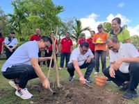 Peringatan Hari Lingkungan Hidup Sedunia di Denpasar Wawali Arya Wibawa Tanam Pohon di Taman Kota Lumintang Peringatan Hari Lingkungan Hidup