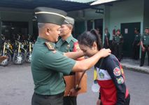 Dandim Tabanan Beri Penghargaan kepada Army Dewi Purnama Sari, Juara II Kumite U-21 Tingkat Nasional Gajah Mada Open Karate Championship 2023 Karate
