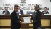 Desertasi Pengaruh Public Service Motivation Antrarkan I Wayan Jiartana Raih Gelar Doktor Unud