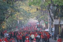 ‘Creative Fun Walk Ganjar & Koster’ Meriah, Puluhan Ribu Masyarakat Bali Padati Lapangan Niti Mandala Renon Ganjar Koster