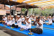 Pemkab Jembrana Gelar Upacara Jana Kerthi Rahina Tumpek Landep di Pura Niti Praja Upacara Jana Kerthi