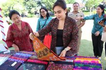 Ayu Kristi Arya Wibawa Kunjungi Pasar Rakyat TP PKK Bali di Klungkung Pasar Rakyat TP PKK Bali