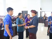 Serahkan Santunan Korpri, Bupati Tamba Minta Tetap Berkontribusi untuk Pembangunan Jembrana Serahkan Santunan Korpri