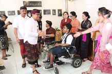 Wawali Arya Wibawa Serahkan Alat Bantu Kesehatan dan Peralatan Memasak Kepada K3S dan Disabilitas Wawali Arya Wibawa