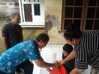 Giat Aksi Sosial di Bulan Bhakti Gotong Royong, Kelurahan Penatih Serahkan Bantuan Sembako Pada Disabilitas bantuan sembako