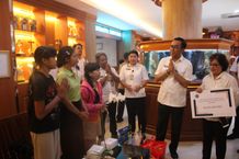 Wali Kota Jaya Negara Serahkan Bantuan Alkes dan Paket Sembako Untuk Warga Kota Denpasar Bantuan Alkes dan Paket Sembako