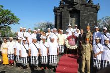 Serangkaian Bulan Bung Karno Ke-5 Tahun 2023 Pemkot Denpasar Ziarah Tabur Bunga di Tugu Pahlawan Semara Loka Klungkung Serangkaian Bulan Bung Karno ke-5