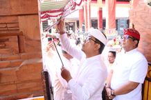 Hadiri Padudusan Alit Banjar Tegeh Sari Padangsambian Kaja, Wawali Arya Wibawa Mendem Pedagingan di Kori Apit Lawang Wawali Arya Wibawa