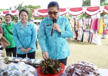 Berbelanja dan Berbagi, Putri Koster Bagikan 300 Paket Sembako di Klungkung Berbelanja dan Berbagi