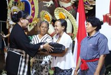 Putri Koster Serahkan Bantuan Kepada 150 Warga Klungkung, Sampaikan Pesan Ngerajegang Tari Wali ‘Rejang’ Sesuai Fungsi dan Pakem Aslinya Ngerajegang Tari Wali 'Rejang'