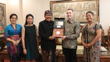 Bertemu Wagub Cok Ace, Konsulat Jenderal AS Sampaikan Dukungan Atas Surat Edaran Gubernur Bali Terkait “Do and Don’t” Bagi Wisatawan Mancanegara Surat Edaran Gubernur Bali