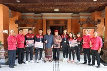 Wali Kota Jaya Negara Serahkan Bonus Kepada Atlet Denpasar, Peraih Medali di SEA Games Bonus Kepada Atlet