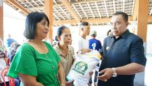 Bupati Tamba Kembali Salurkan Bantuan Beras CPP Tahun 2023 di Jembrana Sembako