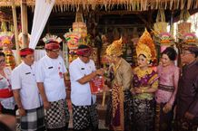 Serahkan Akta Semara Ratih, Bupati Tabanan Harap Program Unggulan Bisa Semakin Populer Serahkan Akta Semara Ratih