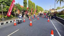 Meriahkan Hari Bhayangkara ke-77, Astra Motor Bali Ajak #Cari_Aman Fun Slalom Fun Slalom