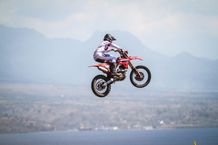 Bersaing Kompetitif dengan Crosser Dunia di MXGP Sumbawa, Delvintor Raih Poin Perdana Musim ini Crosser AHM