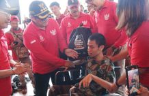 Di Yeh Gangga, Bupati Sanjaya Bersih-Bersih Pantai Hingga Berikan Kursi Roda pada Penyandang Disabilitas Bersih-Bersih Pantai