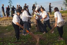 Bersih–bersih Pantai Tangtu, Relawan Pegawai PLN Berhasil Kumpulkan Ratusan Kilogram Sampah Plastik Sampah Plastik