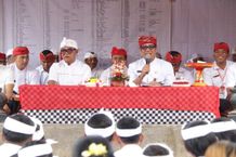 Bupati Sanjaya Apresiasi Kekompakan Krama Titigalar dalam Meyadnya Yadnya