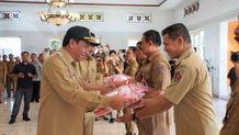 Bangkitkan Nasionalisme, PJ Bupati Buleleng Bagikan Ribuan Bendera Merah Putih Bagikan Ribuan Bendera Merah Putih