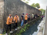 Berdayakan Masyarakat dan Warga Kurang Mampu, Desa Dangin Puri Kelod Lakukan Pembersihan Sungai Melalui Program PKTD Program PKTD