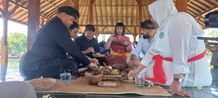 Raja Karangasem Perkenalkan Tradisi Magibung dalam Culinary Journey di Bali Tradisi Magibung