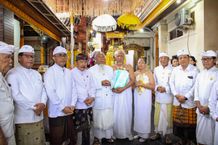 Wali Kota Jaya Negara Hadiri Padiksan Ida Bagus Ngurah Purbawijaya dan I Gusti Ayu Ratih Yulianingsih Upacara Madiksa
