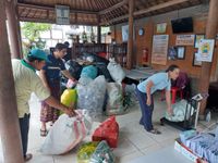 Bank Sampah “Pelita” Bagikan Tas Ramah Lingkungan, Ajak Warga Kelola Sampah Berbasis Sumber Bank Sampah “Pelita”