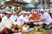 Pemkot Denpasar Nganyarin, Wali Kota Jaya Negara Ngayah Nopeng di Pura Mandhara Giri Semeru Agung Lumajang Ngayah Nopeng