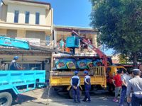 10 Tahunan Sakit, Pria Ini Terpaksa Dievakuasi Pakai Sky Lift Akibat Obesitas Proses evakuasi