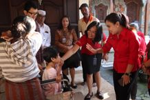 KKKS Denpasar Serahkan Bantuan Kursi Roda di Wilayah Denpasar Timur KKKS Denpasar
