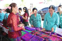Sagung Antari Jaya Negara Kunjungi Pasar Rakyat “Berbelanja dan Berbagi” Kabupaten Buleleng Berbelanja dan Berbagi