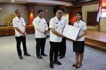 Wawali Arya Wibawa Serahkan SK PPPK Kepada 337 Guru di Kota Denpasar Serahkan Surat Keputusan (SK)