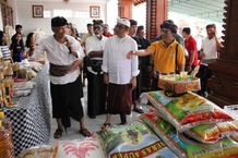 Wali Kota Jaya Negara Tinjau Pelaksanaan Pasar Murah di Banjar Kertasari Kelurahan Peguyangan Pasar Murah