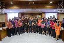 Wabup Suiasa Serahkan SK Pengangkatan Kepala SD dan SMP Kepala Sekolah
