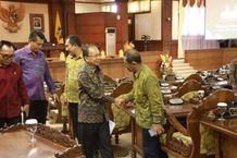 Gubernur Koster Sampaikan Raperda Provinsi Bali Tentang Tanggung Jawab Sosial dan Lingkungan Perusahaan Raperda Provinsi Bali