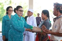 TP PKK Provinsi Bali Laksanakan Kegiatan Aksi Sosial Menyapa dan Berbagi di Kabupaten Buleleng Aksi Sosial Menyapa dan Berbagi