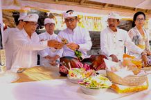 Wali Kota Jaya Negara “Ngajum Sangge” Serangkaian Puncak Karya Atma Wedana Massal Banjar Bun Desa Pakraman Denpasar Karya Metatah Lan Atma Wedana Massal