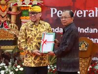 Gubernur Koser Terima Dokumen Undang-Undang Provinsi Bali Dari Ketua Komisi II DPR RI Dokumen Undang-Undang Provinsi Bali