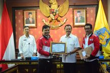Sekda Dewa Indra Serahkan Bonus Bagi Peraih Medali PORNAS KORPRI PORNAS KORPRI